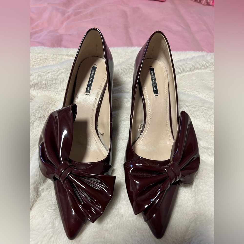 Zara Burgundy Bow Heels
Womenโs size 40